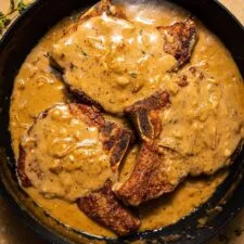 Chuletas de cerdo ahogadas al estilo sureño