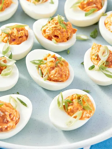 Receta de huevos rellenos de pollo estilo Buffalo
