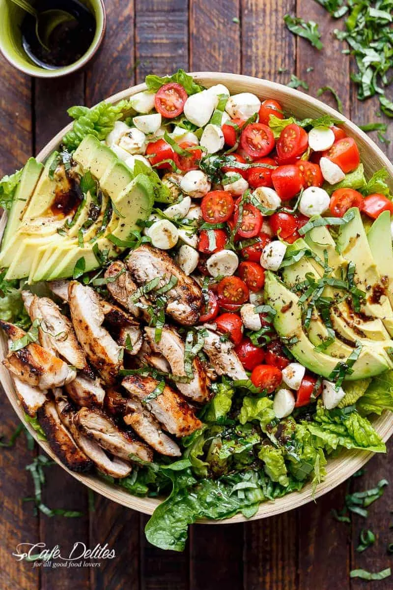 Ensalada caprese de pollo y aguacate