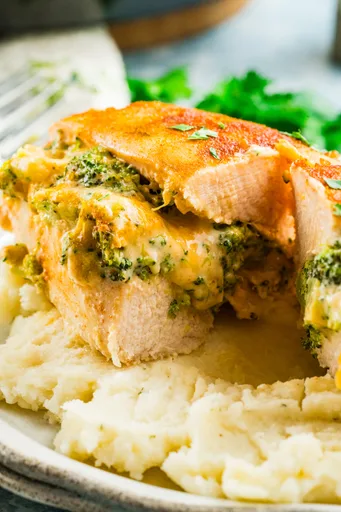 Pechuga de pollo al estilo búfalo rellena de brócoli