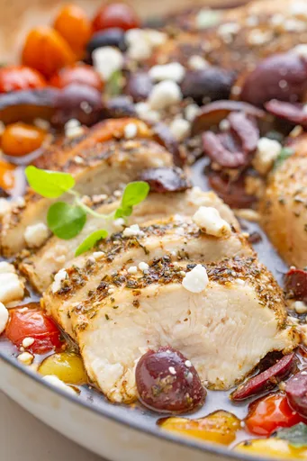 Sartén de pollo a la griega con aceitunas