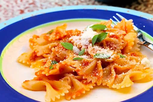 Salsa de tomate con mantequilla y albahaca fresca para pasta