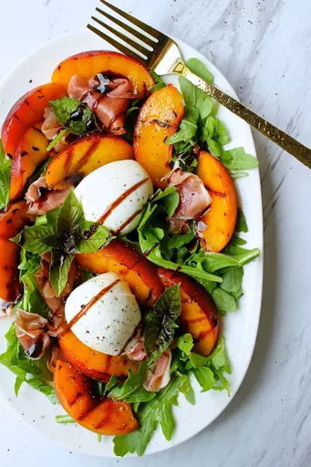 Ensalada de melocotón a la parrilla y burrata