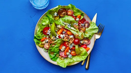 Ensalada de tomate con queso azul y chalotas crujientes