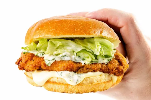 Sándwich de Pollo Frito Marinado en Salmuera de Pepinillo