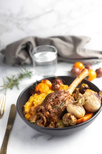 Jarretos de Cordero al Horno con Verduras de Raíz