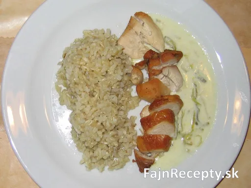 Peito de frango assado com molho de alho-poró