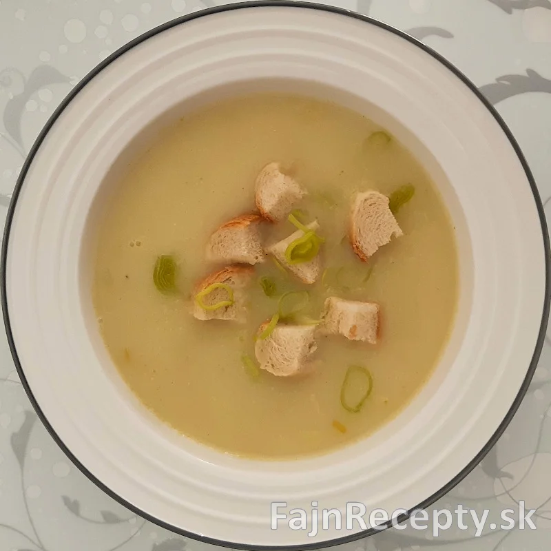 Sopa de alho-poró suave e cremosa