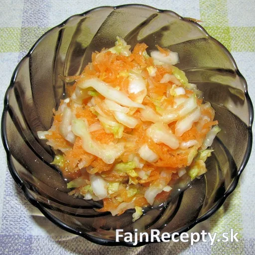 Ensalada de col china y zanahoria