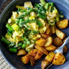Huevos Revueltos con Espárragos y Puerros