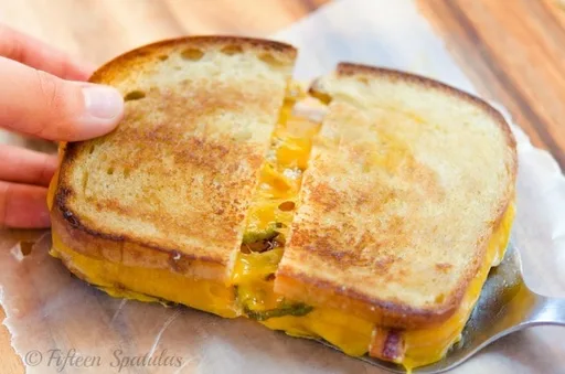Sándwich de Queso a la Plancha con Tocino, Cheddar y Jalapeño