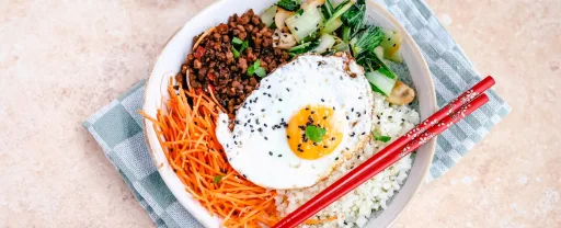 Bibimbap met bloemkoolrijst