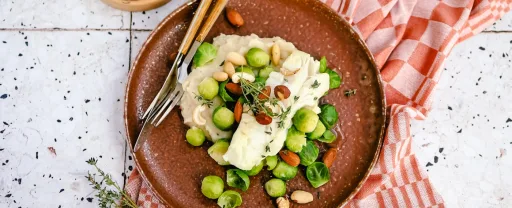 Puré de coliflor con bacalao, coles de Bruselas y frutos secos