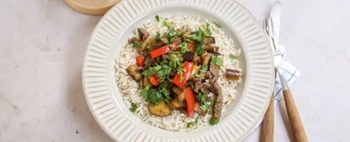 Arroz de coliflor con berenjena y tiras de ternera
