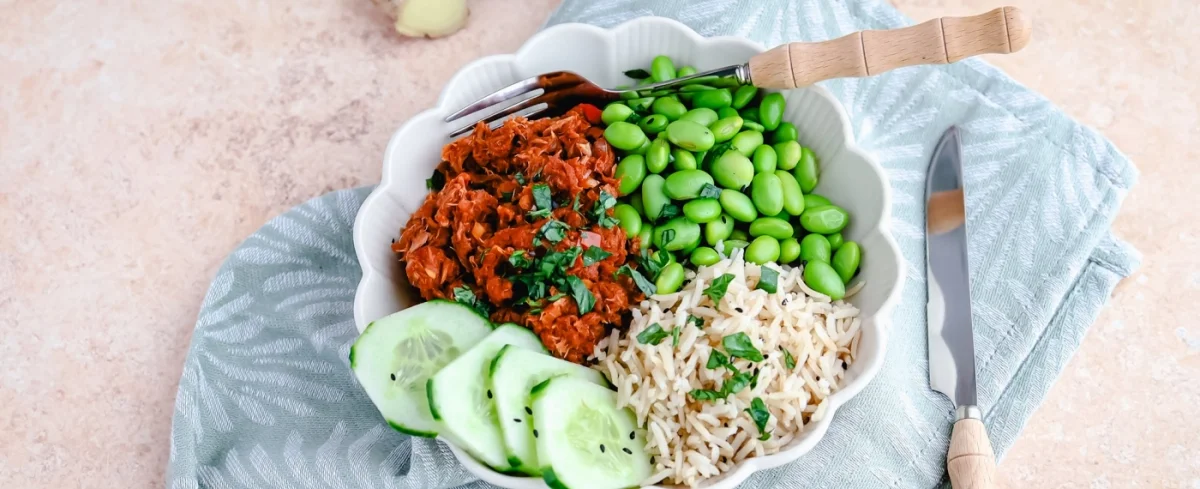Riz de chou-fleur à l’edamame et au thon en sauce piquante