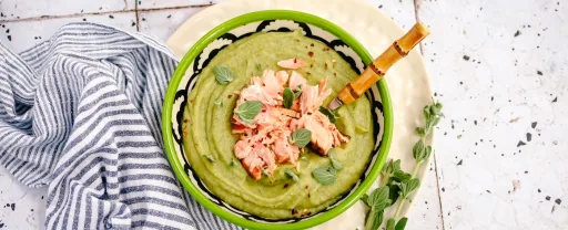 Sopa de brócoli y chirivía con salmón