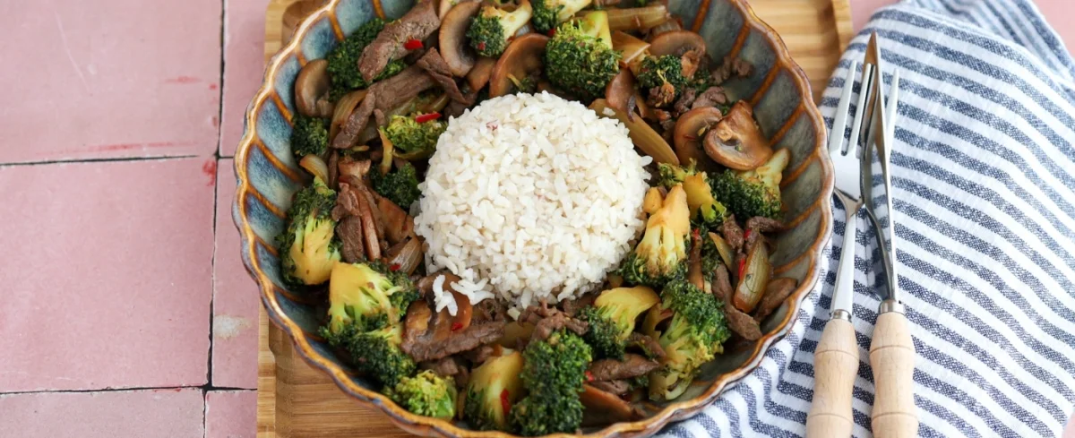 Chinesische Rindfleisch-Brokkoli-Pfanne mit Blumenkohlreis