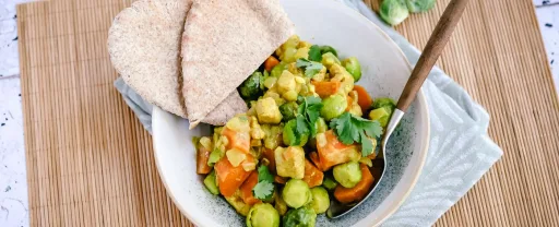 Kruidige zoete aardappel curry met spruitjes & kip