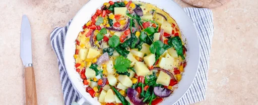 Tortilla con patata, maíz y espinacas