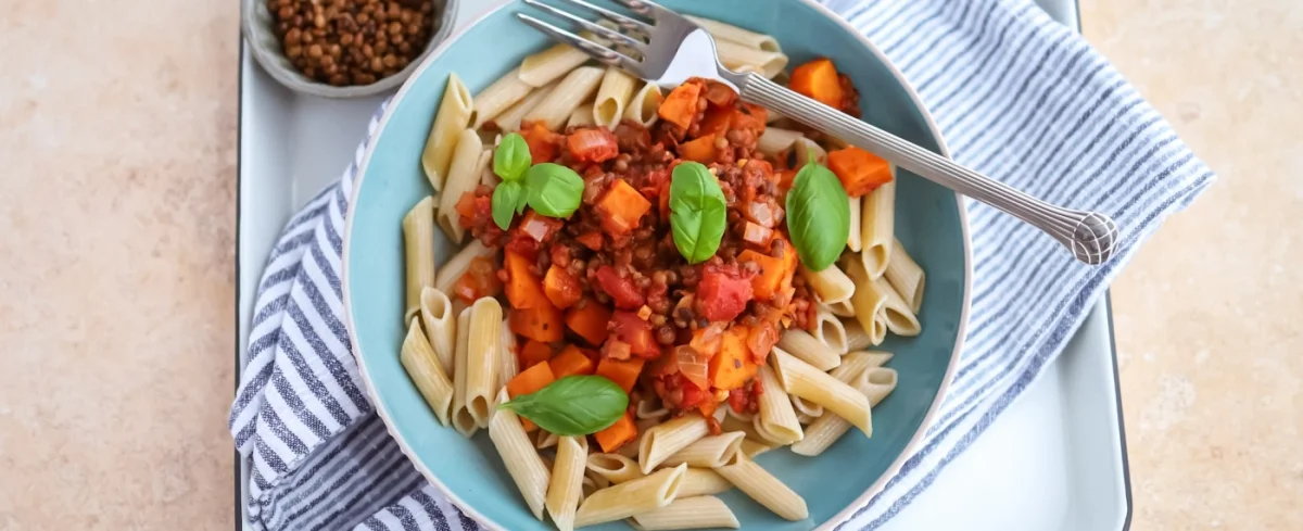 Penne met zoete aardappel & linzen in tomatensaus