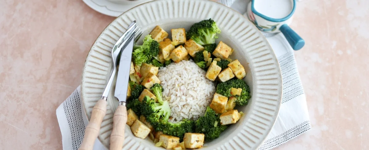 Würzige Tofuwürfel mit Brokkoli und Blumenkohlreis