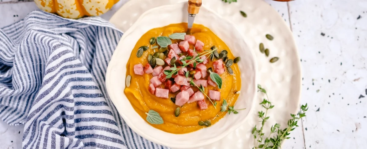 Kürbis-Blumenkohl-Suppe mit Schinkenwürfeln