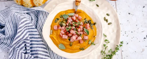 Kürbis-Blumenkohl-Suppe mit Schinkenwürfeln
