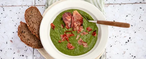 Romige boerenkool-courgette soep met bacon