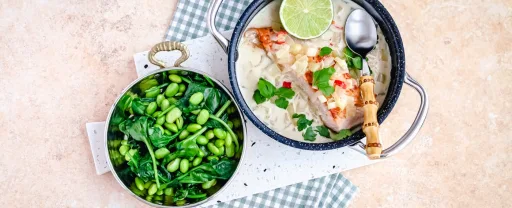Salmón en salsa de coco y lima con edamame y espinacas