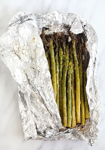 Espárragos a la parrilla en papel de aluminio
