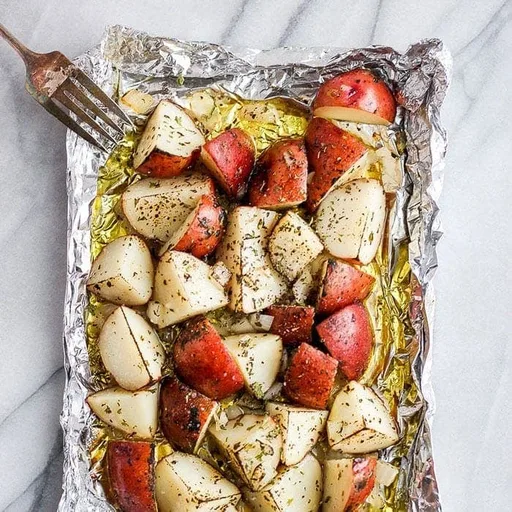 Patatas a la parrilla en papel de aluminio