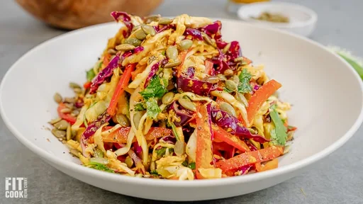 Ensalada de pollo con zanahoria, jengibre y miso