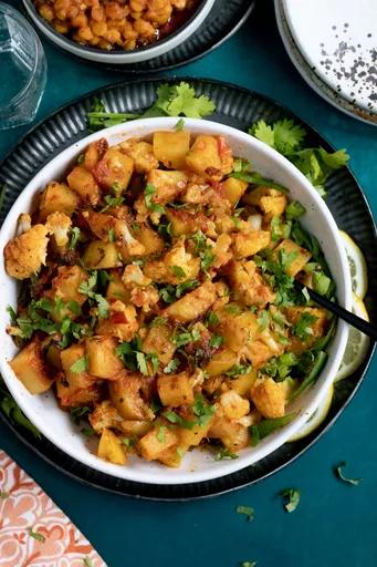 Pakistani Aloo Gobi Sabzi (Potato Cauliflower Curry)