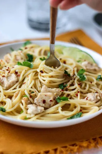Pasta con pollo al cilantro y lima