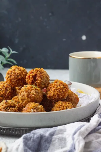 Bolitas de pollo fritas y crujientes