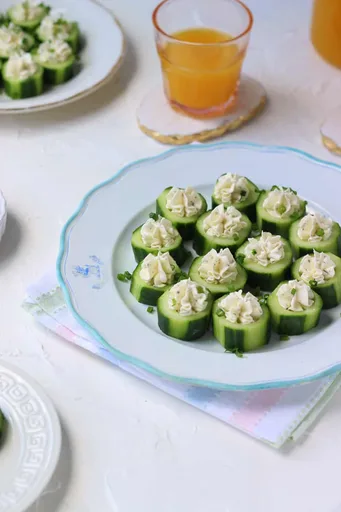 Rodajas de pepino con queso crema