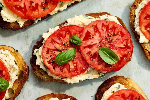 Tostadas de tomate con mantequilla de cheddar y albahaca