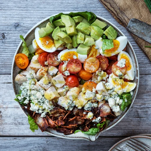 Cobb-Salat mit Hähnchen, Bacon und Blauschimmelkäse