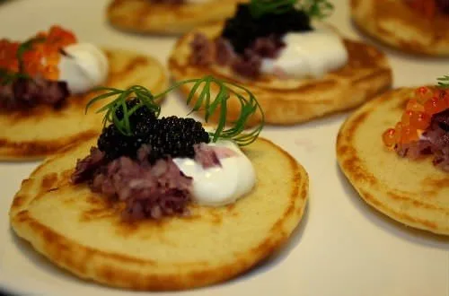 Blinis con caviar y salmón