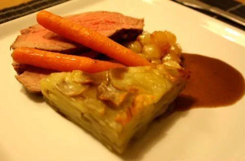 Oksetyksteg med karamelliserede perleløg, pommes anna og rødvinsauce