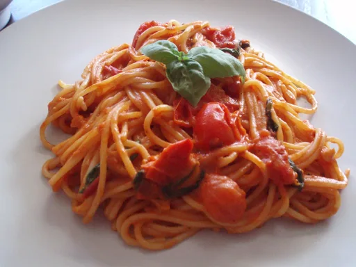Spaghetti med cherrytomater, hvidløg og frisk basilikum
