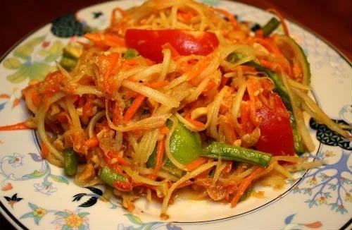 Thai food – papaya salad (som tam)