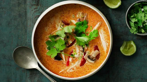 Sopa tailandesa con pollo, leche de coco y limoncillo