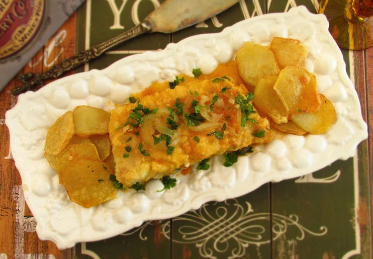 Bacalhau frito com molho de tomate