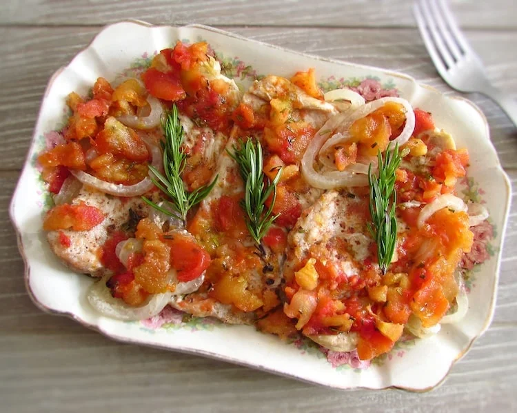 Bifes de peru no forno com tomate