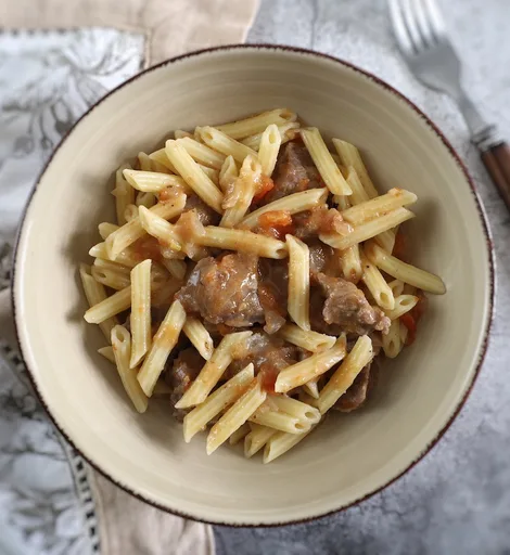 Carne estofada con pasta