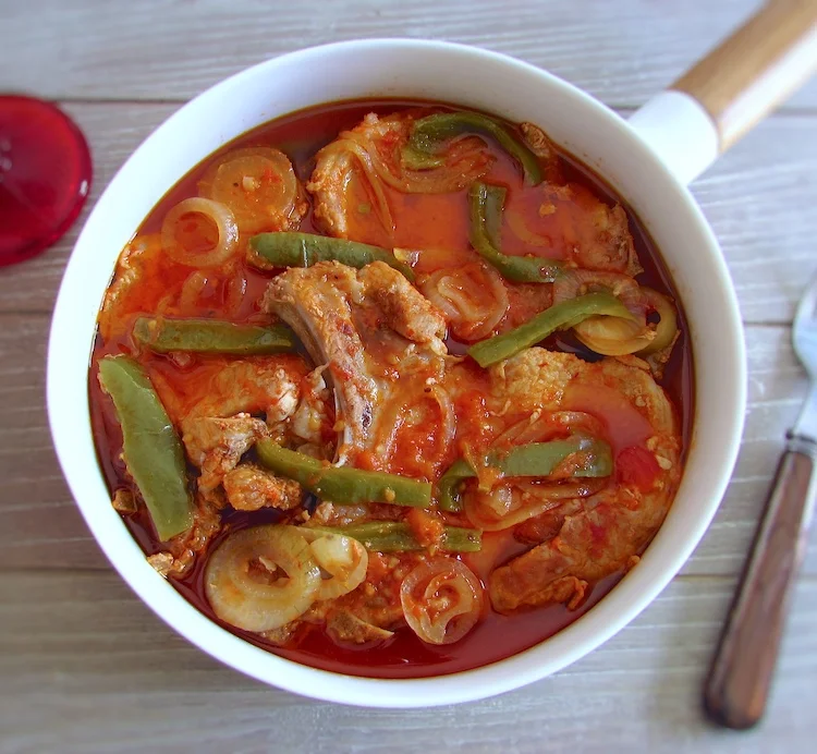 Chuletas en salsa de tomate