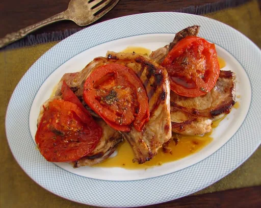 Chuletas de cerdo a la parrilla con tomate