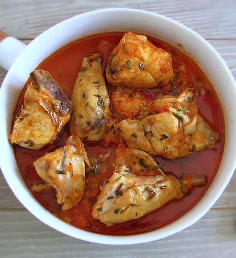 Pollo con salsa de tomate y romero