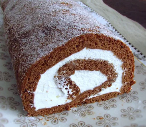 Brazo gitano de chocolate con nata montada